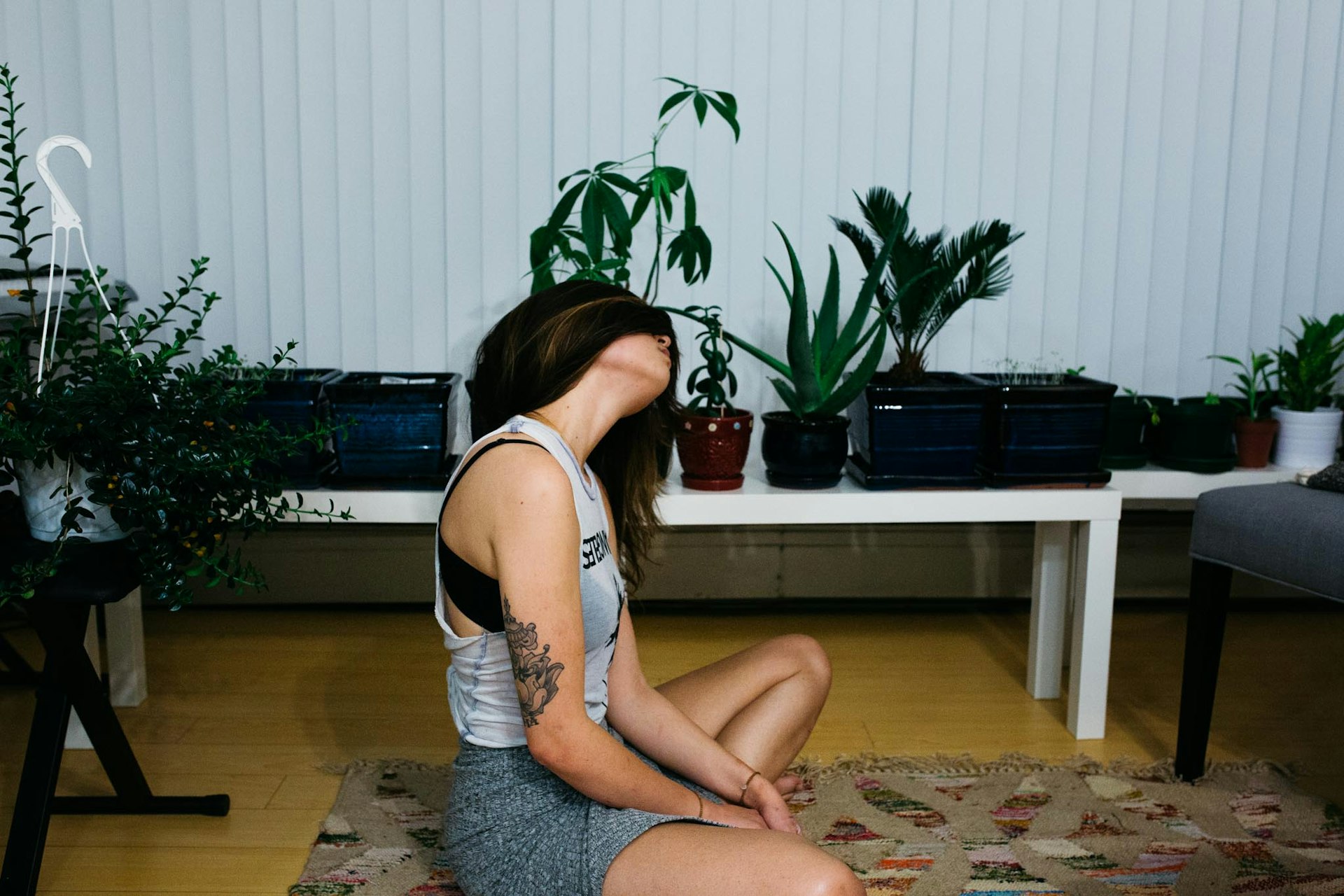 Mujer meditando con respiración consciente para liberar emociones bloqueadas en el cuerpo