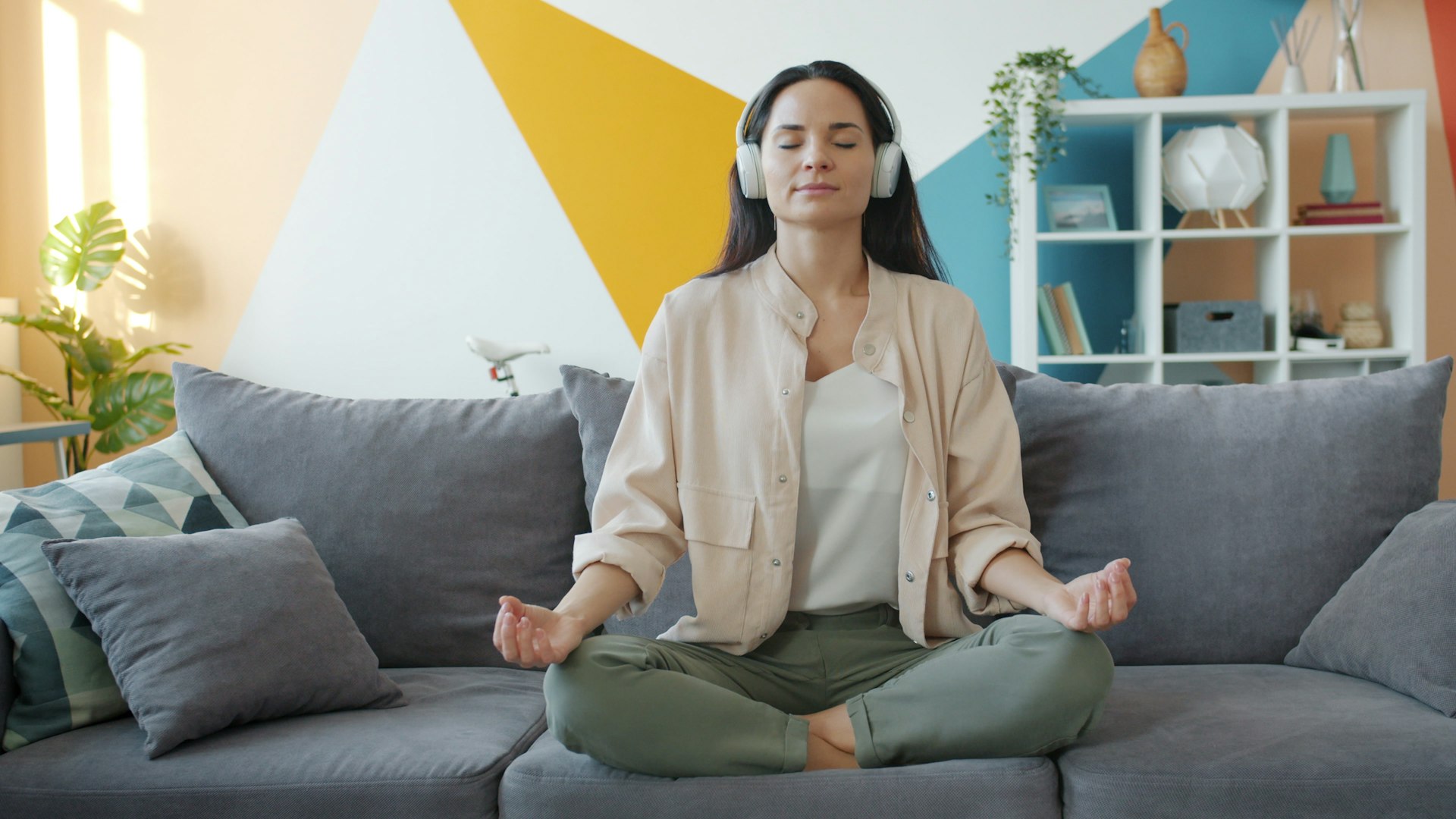 Esta mujer sabe diferenciar una meditación genérica de una app a una personalizada