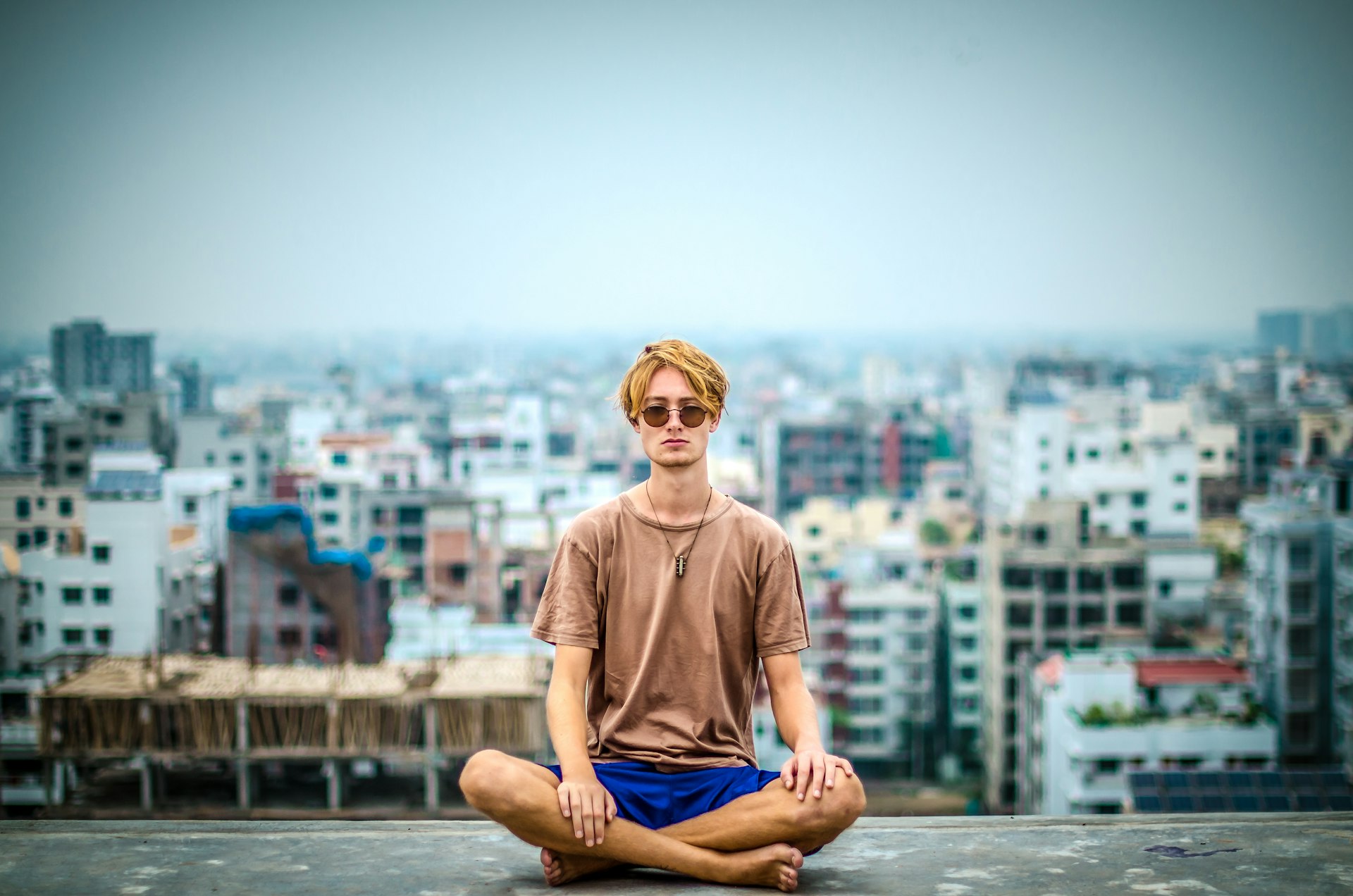 Persona meditando al atardecer con técnica personalizada para reducir estrés y ansiedad