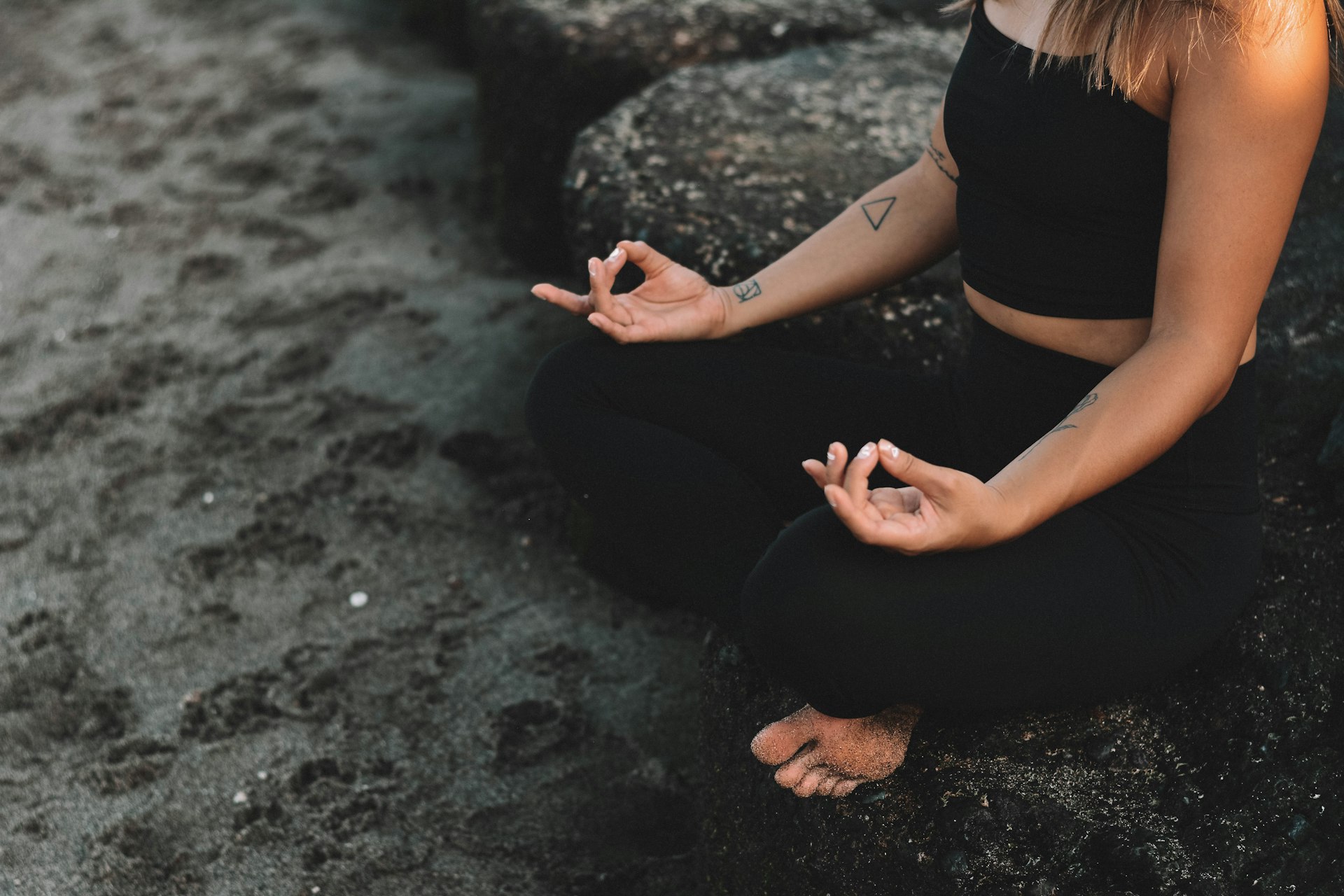 Persona meditando con auriculares
