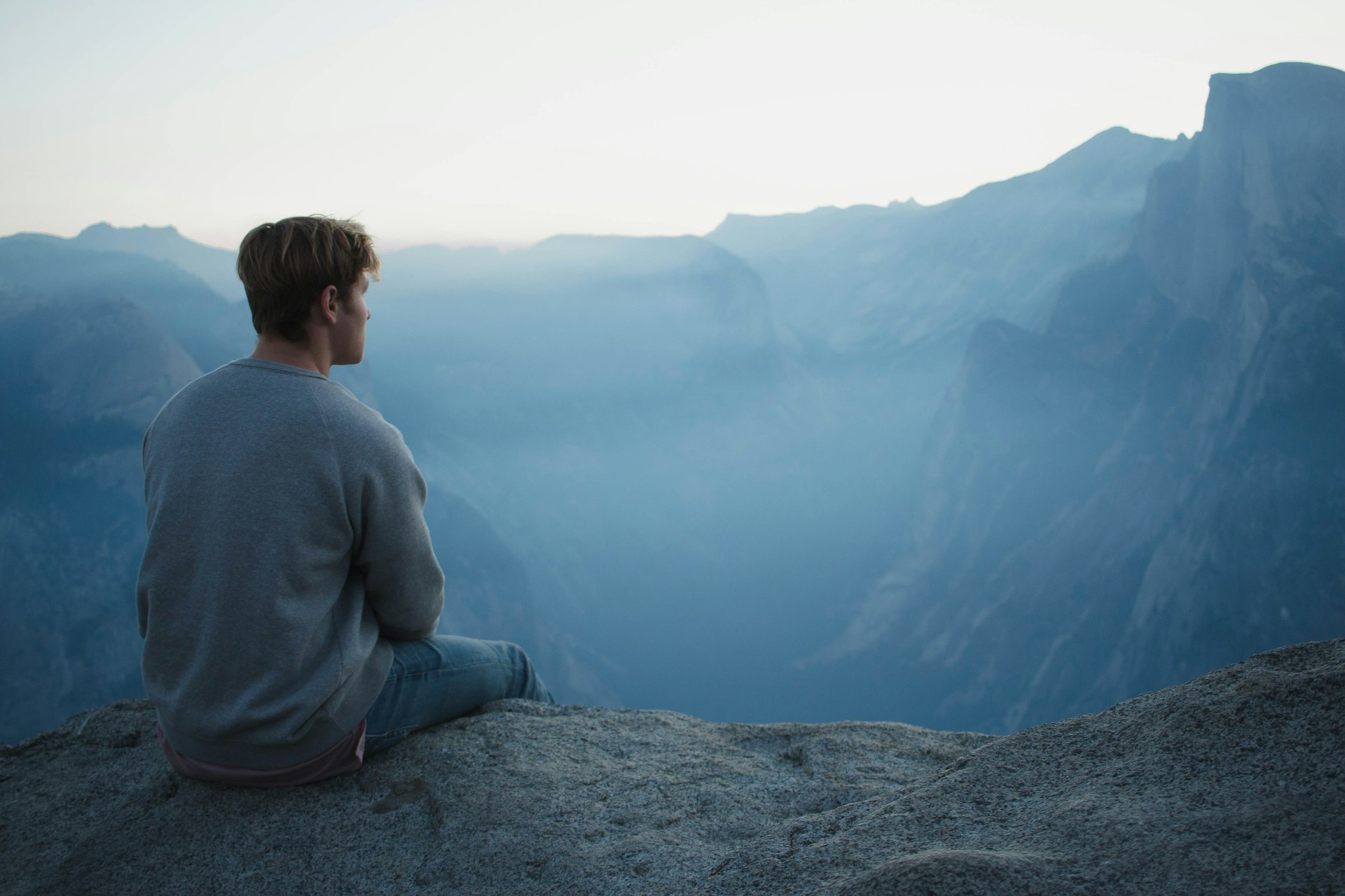 Persona meditando en un entorno natural, transmitiendo calma y sanación emocional