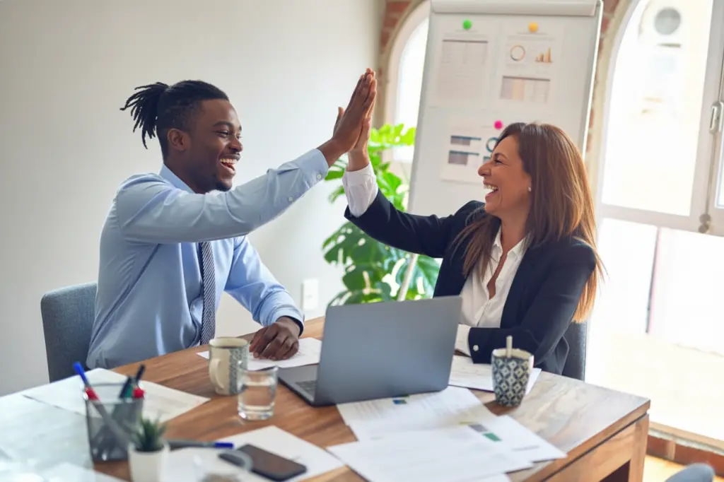 Equipo disfrutando de bienestar emocional en la empresa
