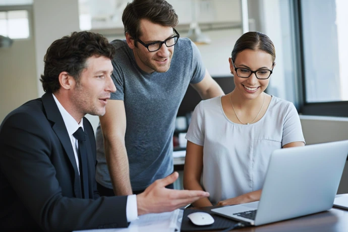 Equipo empresarial estudiando la demo de meditación personalizada que les ha enviado Mentes Tranquilas